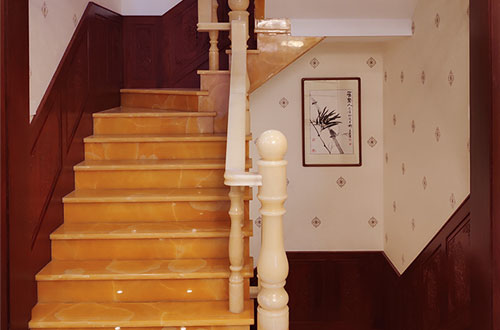 宽城中式别墅室内汉白玉石楼梯的定制安装装饰效果